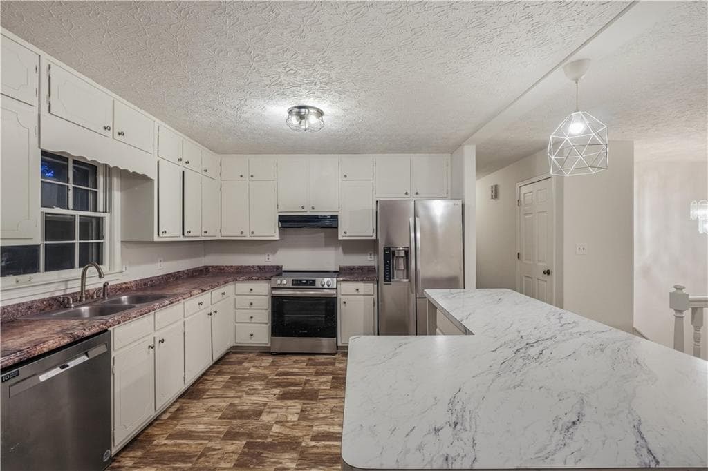3 bedroom, 2 bathroom, 1,794 sq ft single family residence for sale at 4222 King James Court, Snellville, GA 30039 — photo 2