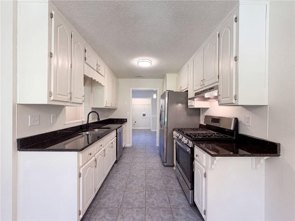 3 bedroom, 2 bathroom, 1,384 sq ft single family residence for sale at 105 Nanci Court, Stockbridge, GA 30281 — photo 2