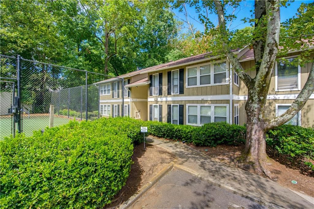 1 bedroom, 1 bathroom, 748 sq ft condominium for sale at 5159 Roswell Road 59-1, Sandy Springs, GA 30342 — photo 2