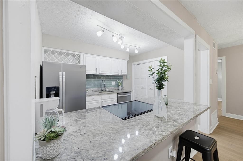 1 bedroom, 1 bathroom, 748 sq ft condominium for sale at 5159 Roswell Road 59-1, Sandy Springs, GA 30342 — photo 9