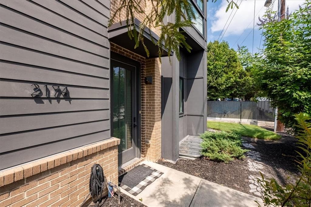 3 bedroom, 4 bathroom, 2,349 sq ft townhouse for sale at 2174 Bristol Cove, Atlanta, GA 30341 — photo 3