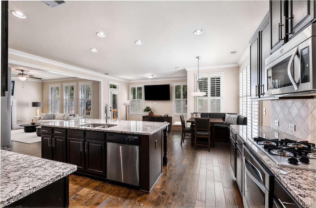 4 bedroom, 4 bathroom, 3,828 sq ft single family residence under contract at 7695 Highland Bluff, Sandy Springs, GA 30328 — photo 6