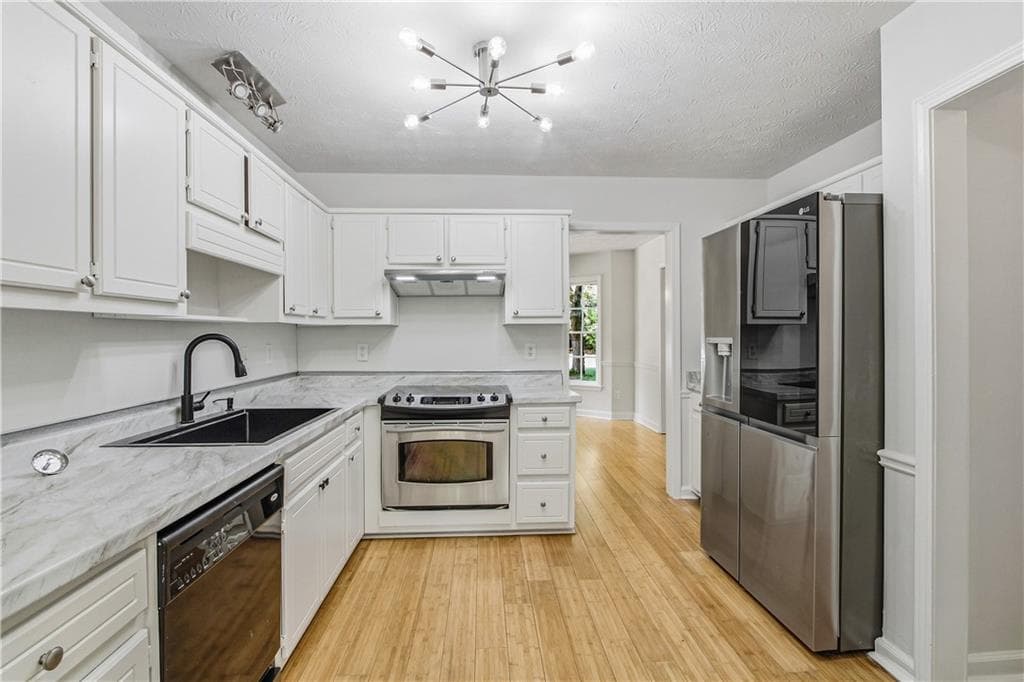 3 bedroom, 3 bathroom, 1,796 sq ft single family residence under contract at 1039 Plantation Boulevard, Conyers, GA 30094 — photo 4