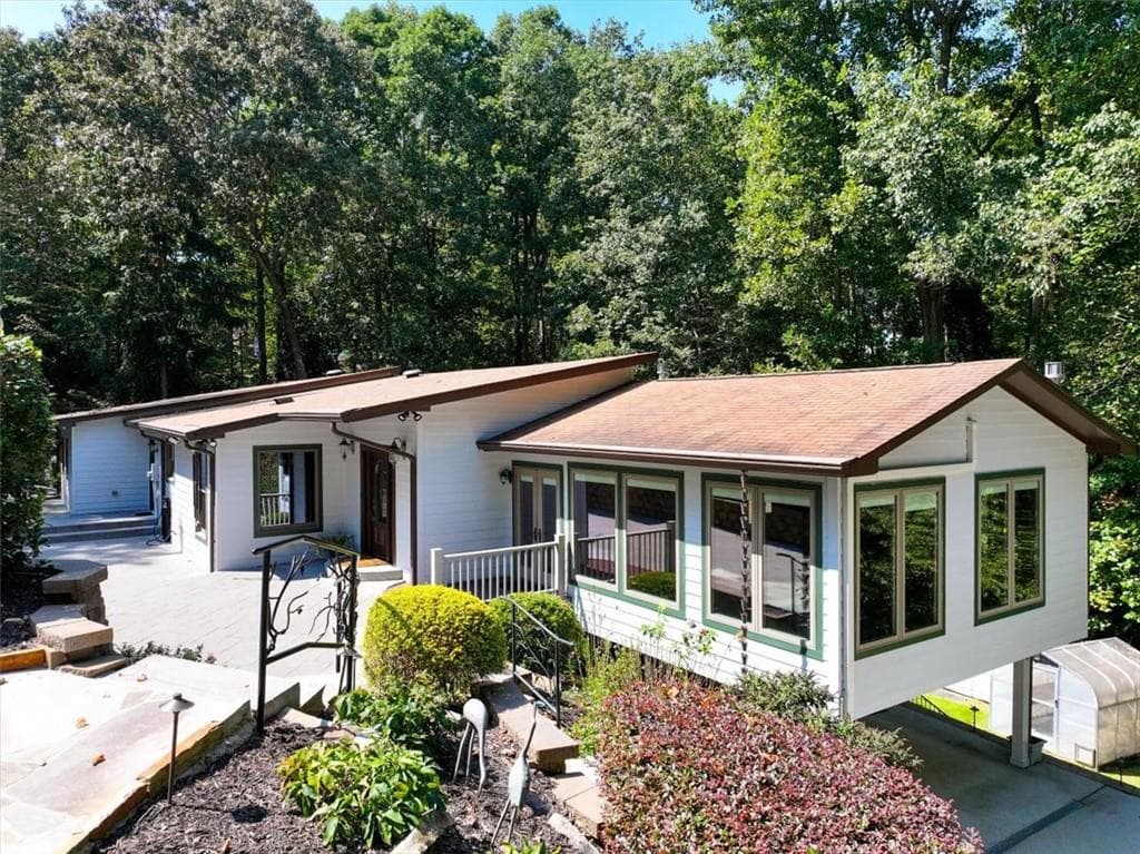 3 bedroom, 3 bathroom, 4,090 sq ft single family residence for sale at 23 Blue Heron Point, Acworth, GA 30102 — photo 3