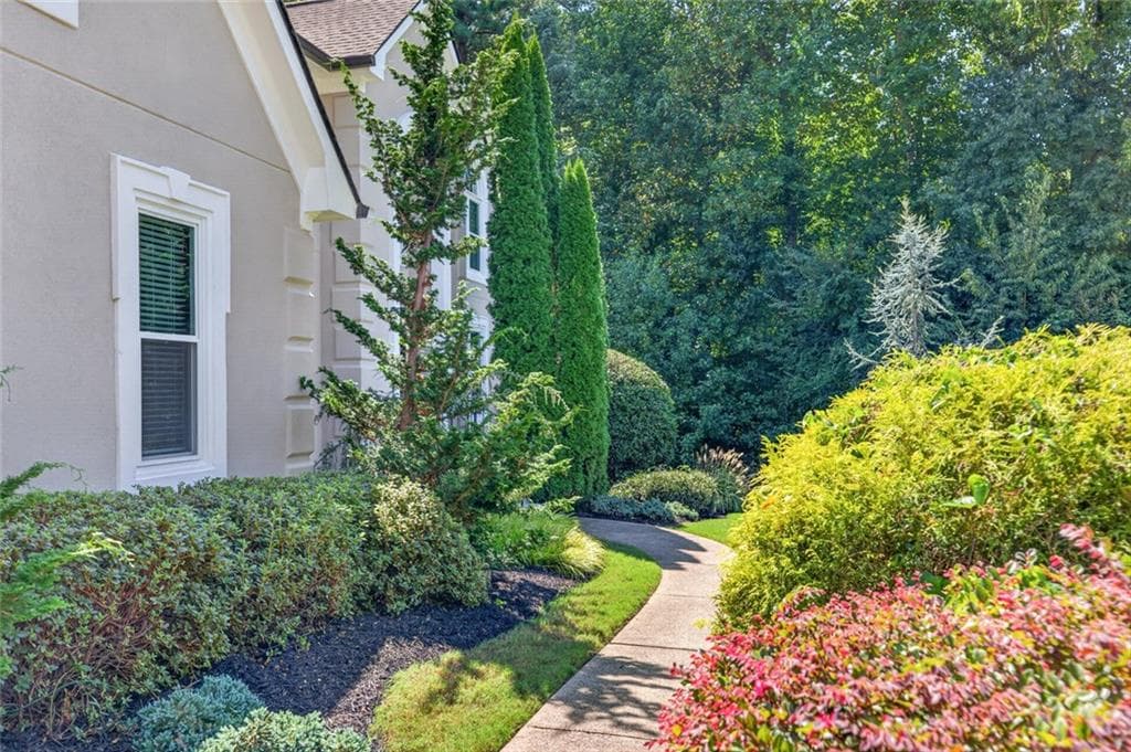 7 bedroom, 5 bathroom, 5,968 sq ft single family residence for sale at 4490 Barony Drive, Suwanee, GA 30024 — photo 3