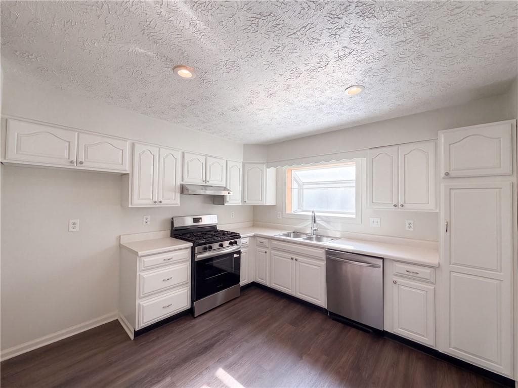3 bedroom, 2 bathroom, 1,560 sq ft single family residence for sale at 5721 Blackberry Row, Ellenwood, GA 30294 — photo 2