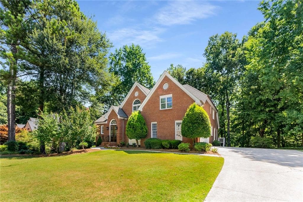 6 bedroom, 5 bathroom, 6,778 sq ft single family residence for rent at 5135 Falcon Chase Lane, Atlanta, GA 30342 for $5,400 a month — photo 3