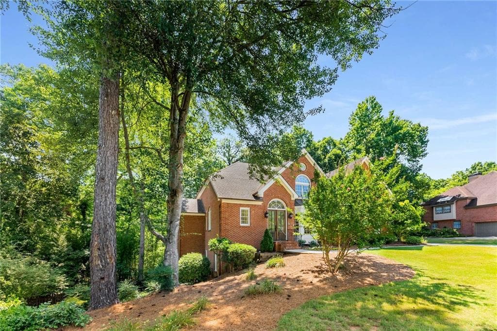 6 bedroom, 5 bathroom, 6,778 sq ft single family residence for rent at 5135 Falcon Chase Lane, Atlanta, GA 30342 for $5,400 a month — photo 4