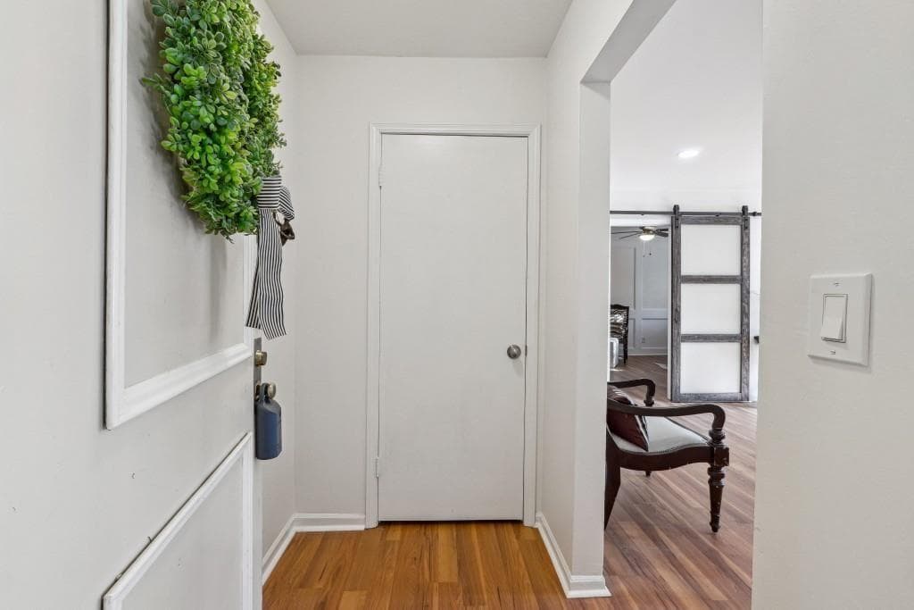 3 bedroom, 2 bathroom, 1,469 sq ft condominium for sale at 6851 Roswell Road N-20, Sandy Springs, GA 30328 — photo 2