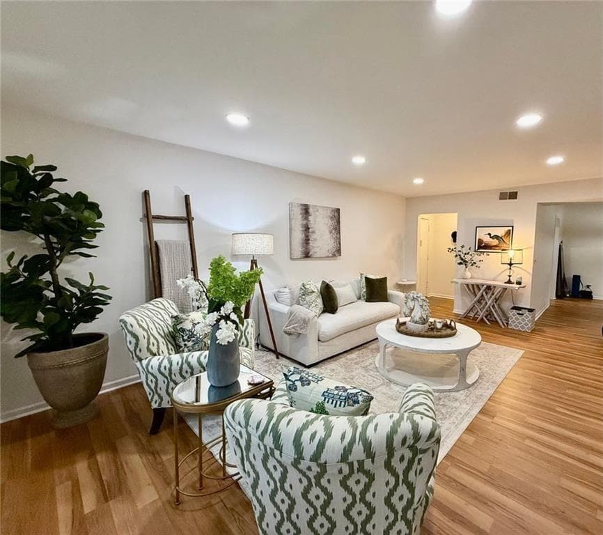 3 bedroom, 2 bathroom, 1,469 sq ft condominium for sale at 6851 Roswell Road N-20, Sandy Springs, GA 30328 — photo 3