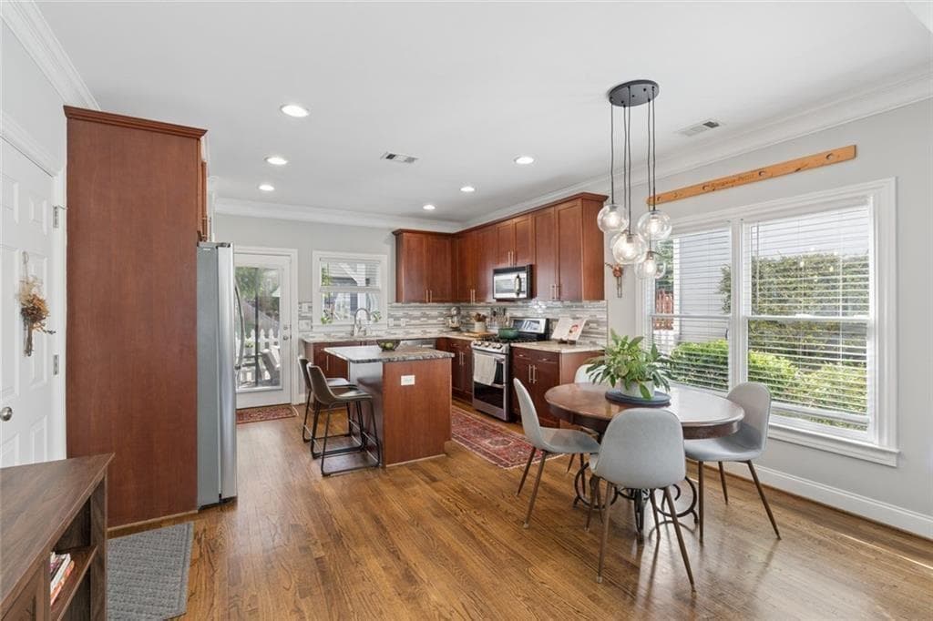 4 bedroom, 3 bathroom, 2,559 sq ft single family residence under contract at 1673 Barfield Run, Atlanta, GA 30318 — photo 6