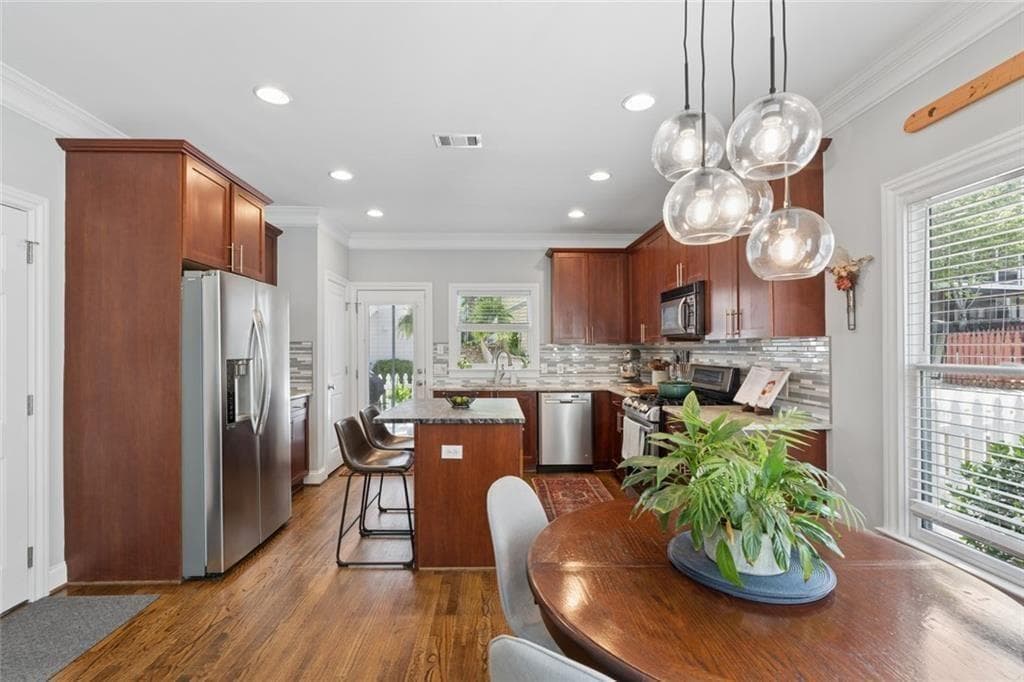 4 bedroom, 3 bathroom, 2,559 sq ft single family residence under contract at 1673 Barfield Run, Atlanta, GA 30318 — photo 8