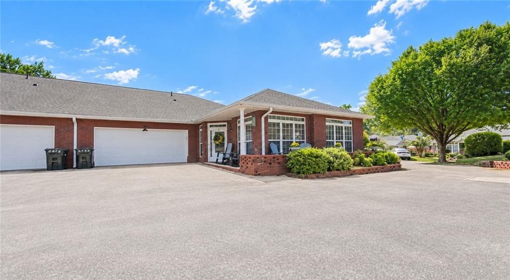 2 bedroom, 2 bathroom, 1,154 sq ft condominium for sale at 4232 Pondview Way, Oakwood, GA 30566