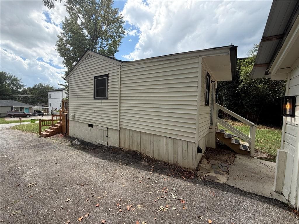 3 bedroom, 2 bathroom, 1,116 sq ft single family residence for sale at 2225 Misty Lane, Smyrna, GA 30080 — photo 2