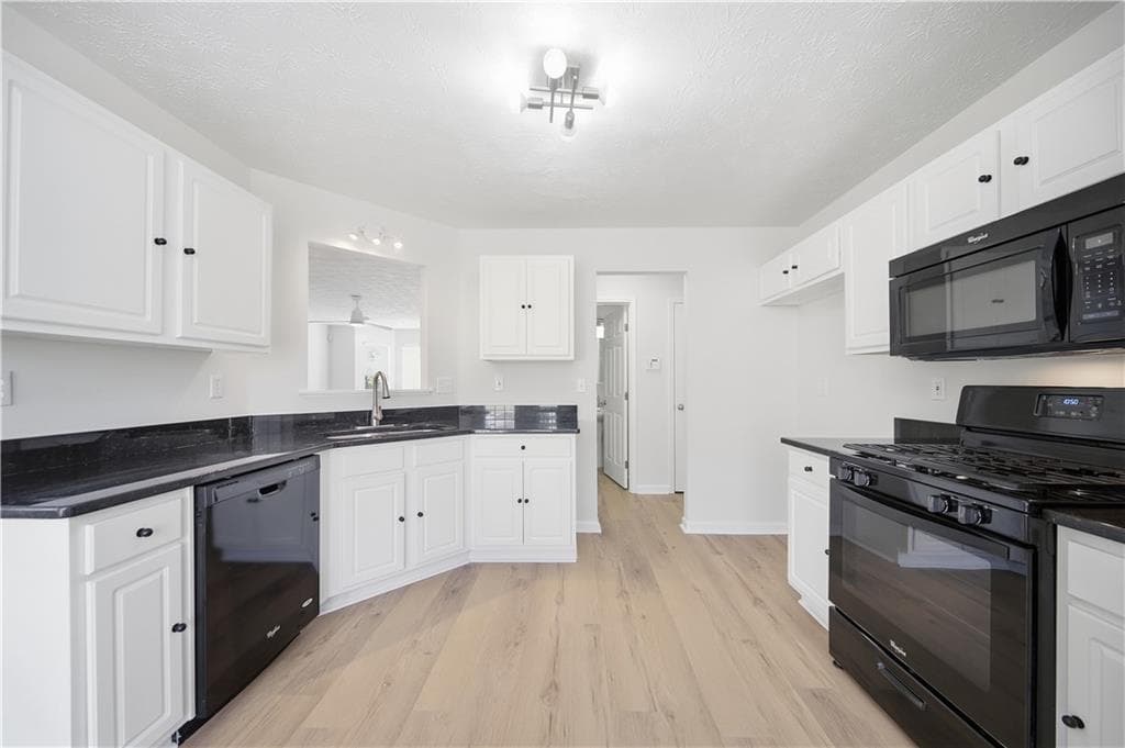 3 bedroom, 3 bathroom, 1,600 sq ft single family residence for sale at 2479 Feathertree Lane, Lawrenceville, GA 30044 — photo 3