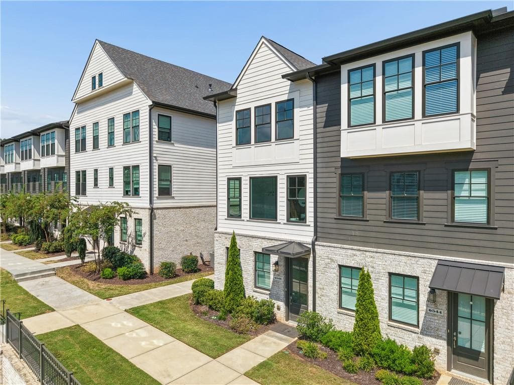 3 bedroom, 4 bathroom, 1,896 sq ft townhouse for sale at 6548 Beacon Drive, Sandy Springs, GA 30328 — photo 3