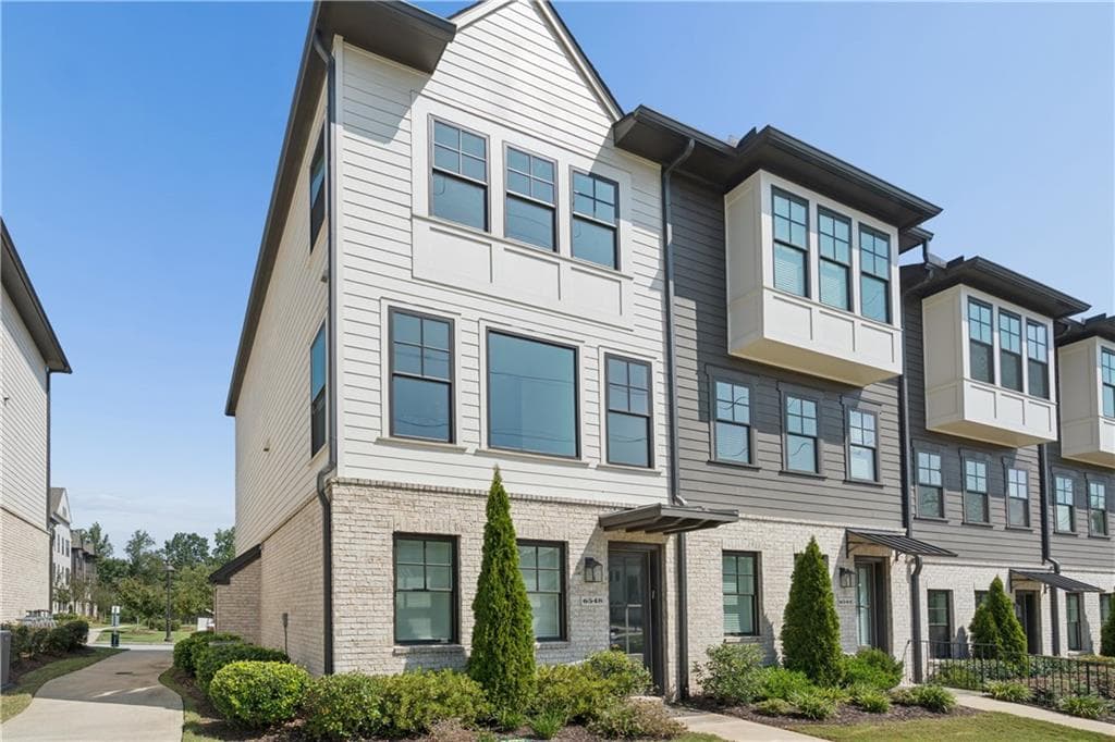 3 bedroom, 4 bathroom, 1,896 sq ft townhouse for sale at 6548 Beacon Drive, Sandy Springs, GA 30328 — photo 2