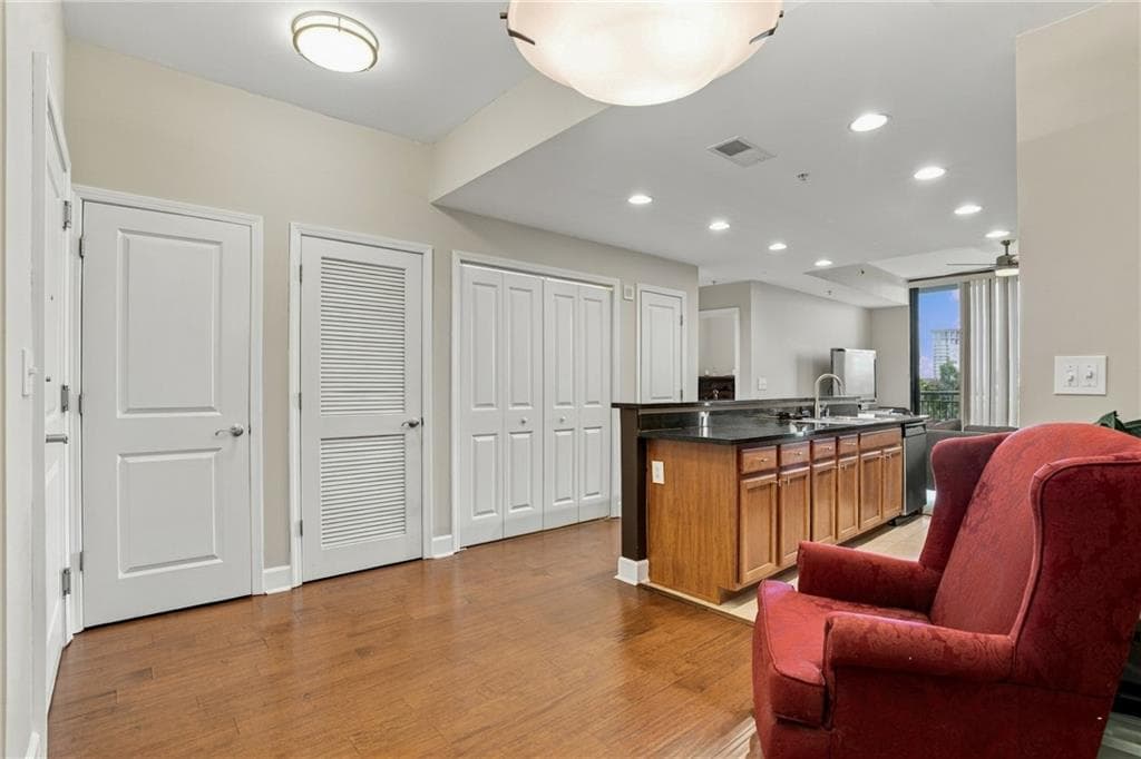 1 bedroom, 1 bathroom, 800 sq ft condominium for sale at 3040 Peachtree Road 708, Atlanta, GA 30305 — photo 2