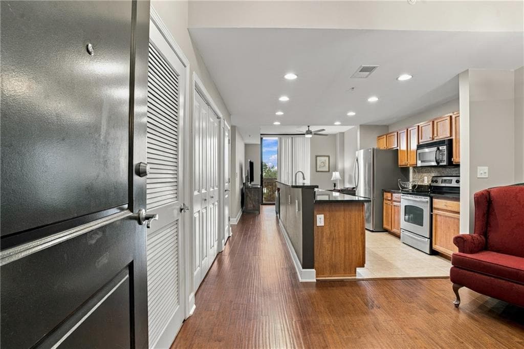 1 bedroom, 1 bathroom, 800 sq ft condominium for sale at 3040 Peachtree Road 708, Atlanta, GA 30305 — photo 3