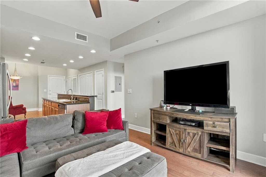 1 bedroom, 1 bathroom, 800 sq ft condominium for sale at 3040 Peachtree Road 708, Atlanta, GA 30305 — photo 6