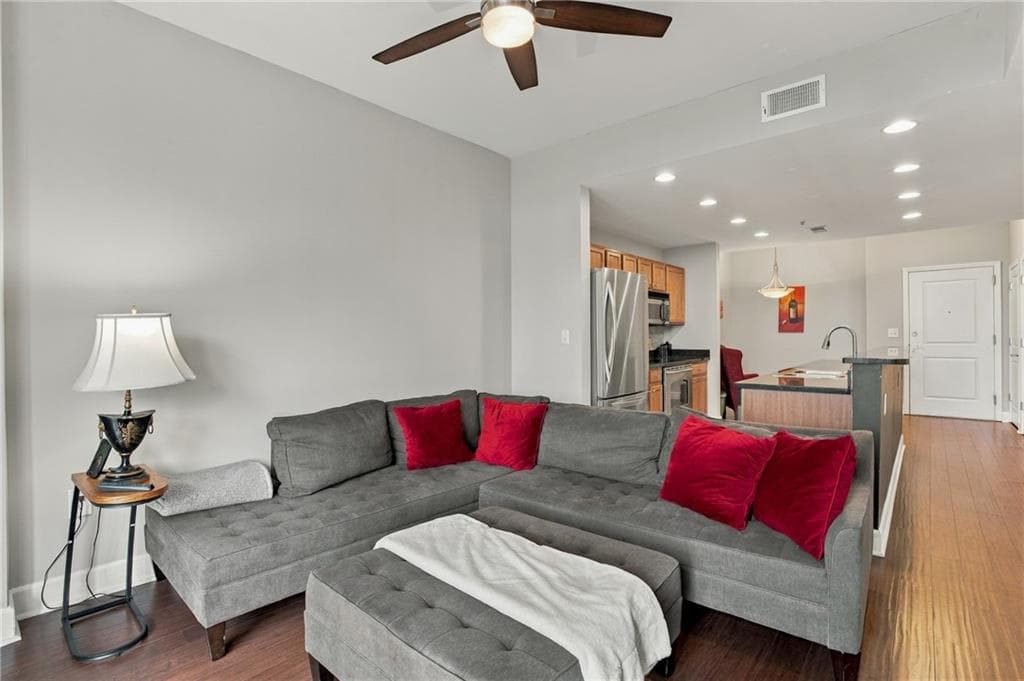 1 bedroom, 1 bathroom, 800 sq ft condominium for sale at 3040 Peachtree Road 708, Atlanta, GA 30305 — photo 7