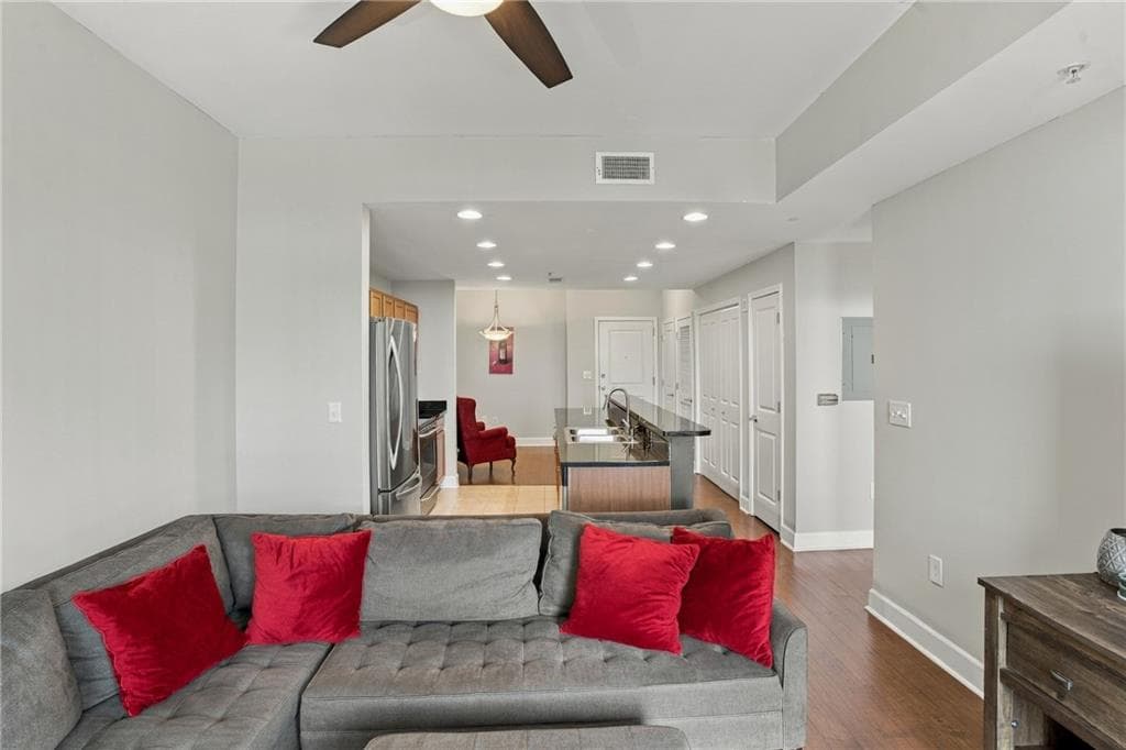 1 bedroom, 1 bathroom, 800 sq ft condominium for sale at 3040 Peachtree Road 708, Atlanta, GA 30305 — photo 8