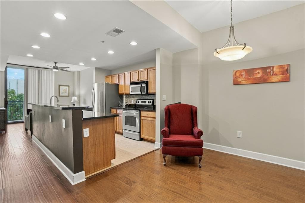 1 bedroom, 1 bathroom, 800 sq ft condominium for sale at 3040 Peachtree Road 708, Atlanta, GA 30305 — photo 10