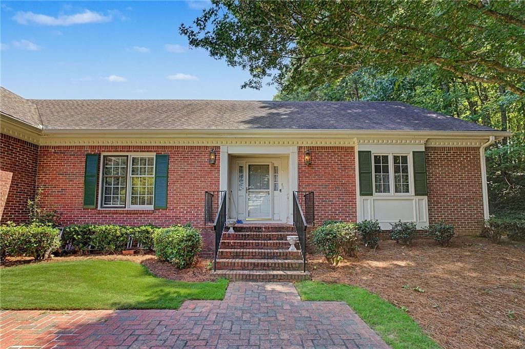 3 bedroom, 3 bathroom, 2,400 sq ft single family residence for sale at 1883 Bedfordshire Court, Decatur, GA 30033 — photo 3