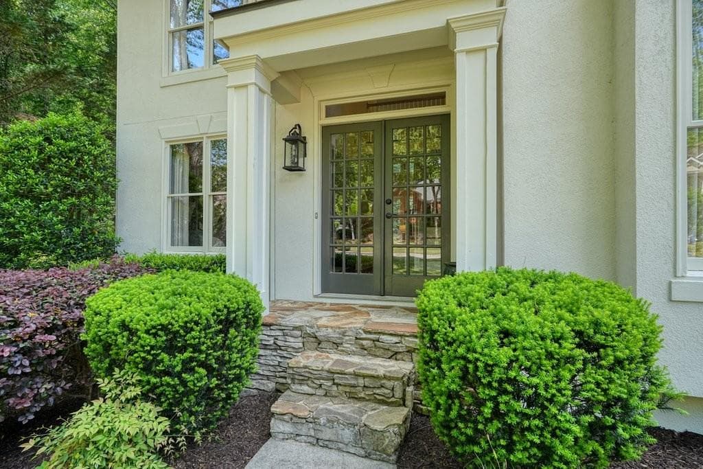 4 bedroom, 3 bathroom, 3,345 sq ft single family residence for sale at 12110 Lonsdale Lane, Roswell, GA 30075 — photo 3
