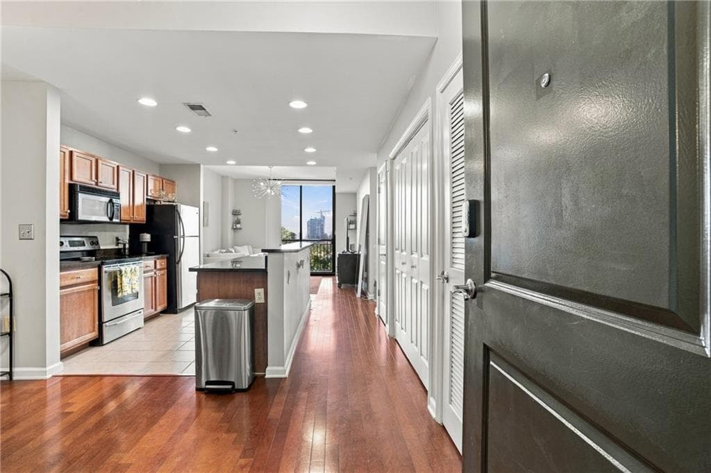 1 bedroom, 1 bathroom, 800 sq ft condominium for sale at 3040 Peachtree Road 709, Atlanta, GA 30305 — photo 5