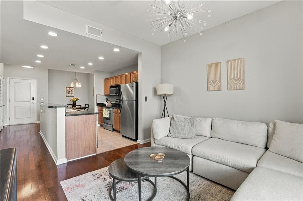 1 bedroom, 1 bathroom, 800 sq ft condominium for sale at 3040 Peachtree Road 709, Atlanta, GA 30305 — photo 7