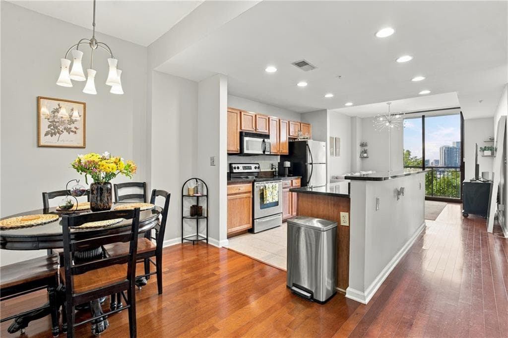 1 bedroom, 1 bathroom, 800 sq ft condominium for sale at 3040 Peachtree Road 709, Atlanta, GA 30305 — photo 8