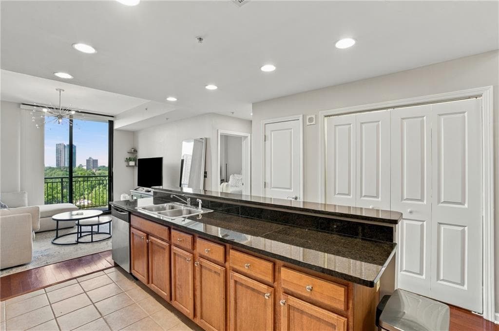 1 bedroom, 1 bathroom, 800 sq ft condominium for sale at 3040 Peachtree Road 709, Atlanta, GA 30305 — photo 10