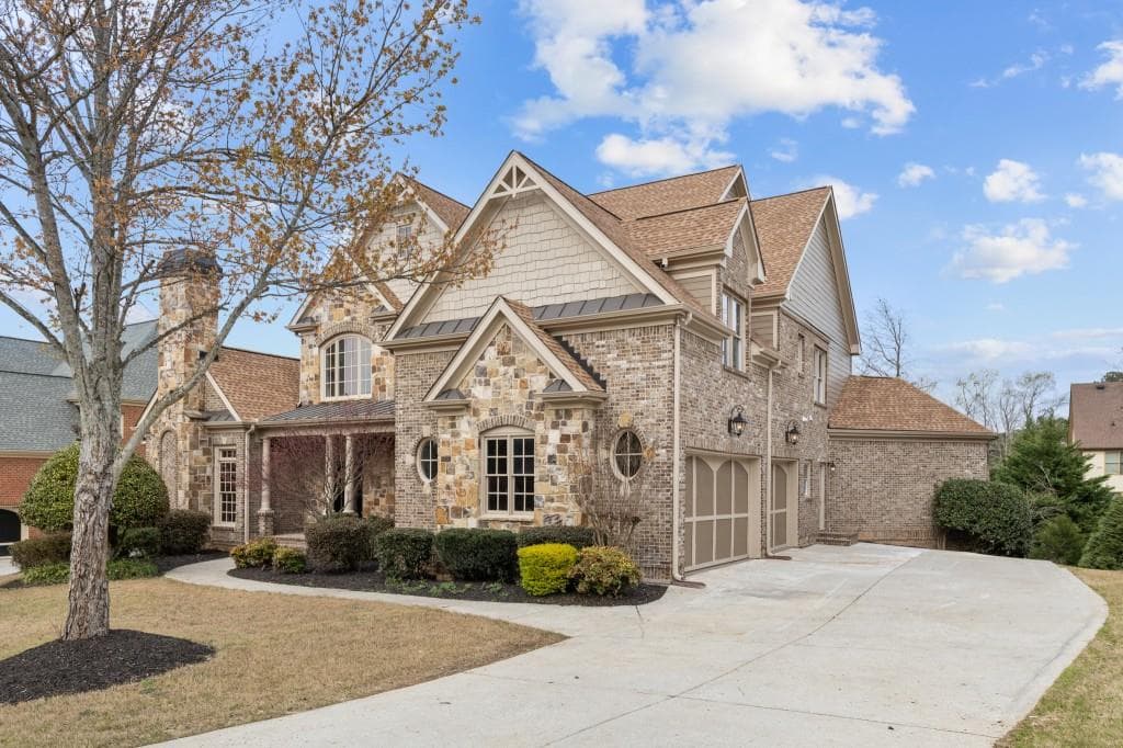 6 bedroom, 6 bathroom, 7,604 sq ft single family residence for sale at 2302 Walkers Glen Lane, Buford, GA 30519 — photo 2