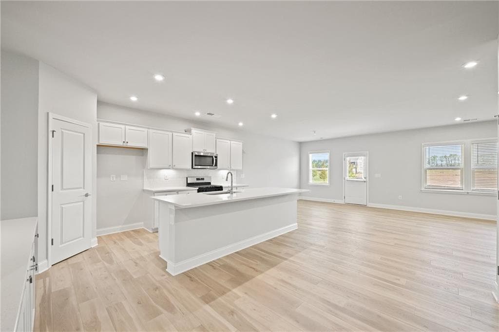 5 bedroom, 3 bathroom, 2,956 sq ft single family residence under contract at 388 Capri Court, Mcdonough, GA 30252 — photo 3
