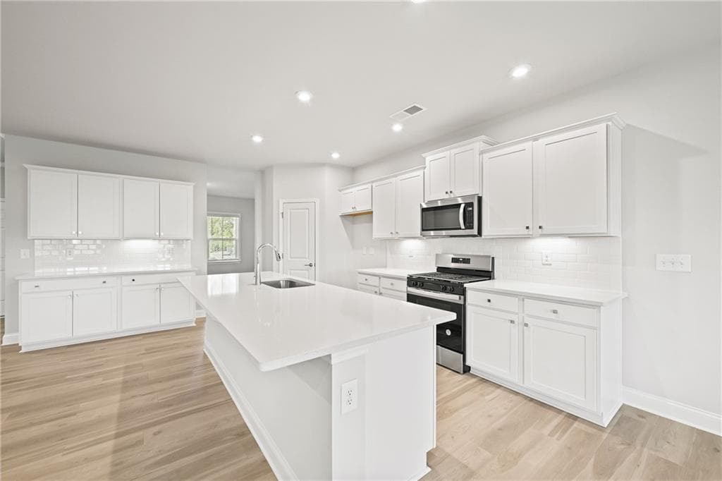 5 bedroom, 3 bathroom, 2,956 sq ft single family residence under contract at 388 Capri Court, Mcdonough, GA 30252 — photo 4
