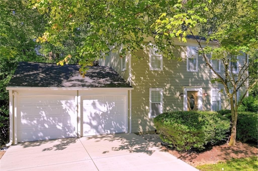 3 bedroom, 3 bathroom, 1,600 sq ft single family residence under contract at 10690 Plantation Bridge Drive, Johns Creek, GA 30022 — photo 2