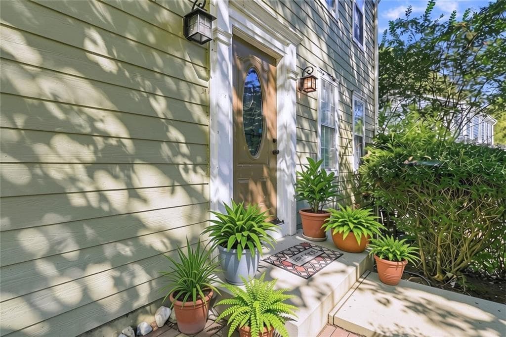 3 bedroom, 3 bathroom, 1,600 sq ft single family residence under contract at 10690 Plantation Bridge Drive, Johns Creek, GA 30022 — photo 3