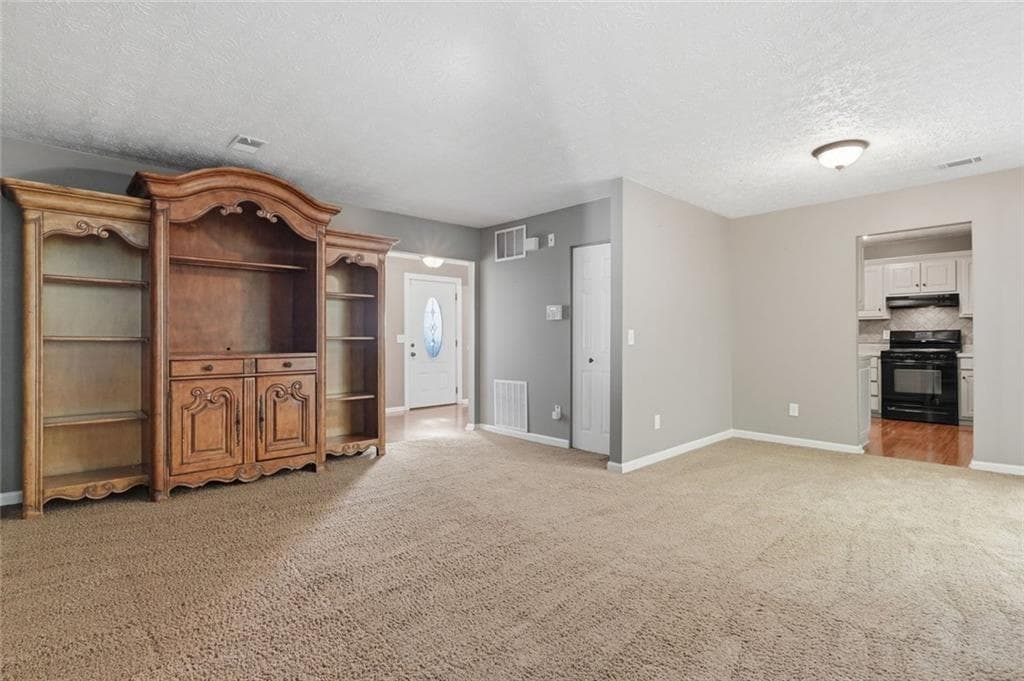 3 bedroom, 3 bathroom, 1,600 sq ft single family residence under contract at 10690 Plantation Bridge Drive, Johns Creek, GA 30022 — photo 7