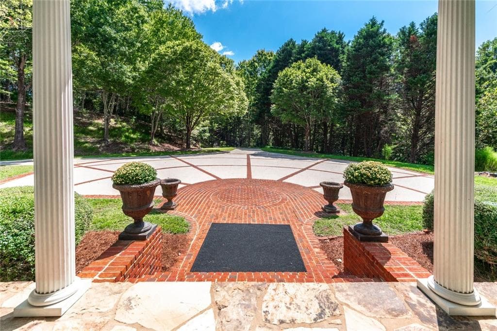 5 bedroom, 5 bathroom, 5,191 sq ft single family residence for sale at 5030 Highland Ridge Run, Gainesville, GA 30506 — photo 3