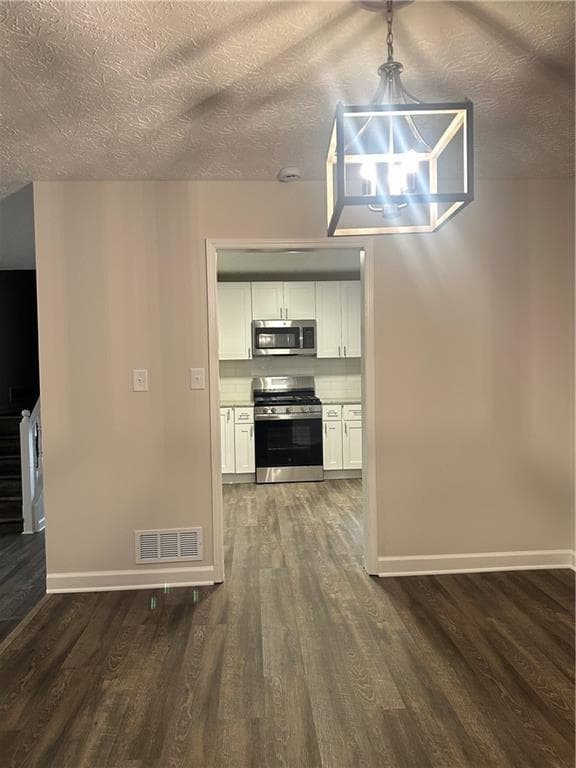 4 bedroom, 3 bathroom, 2,204 sq ft single family residence for rent at 810 Victoria Place, Woodstock, GA 30189 for $2,300 a month — photo 6