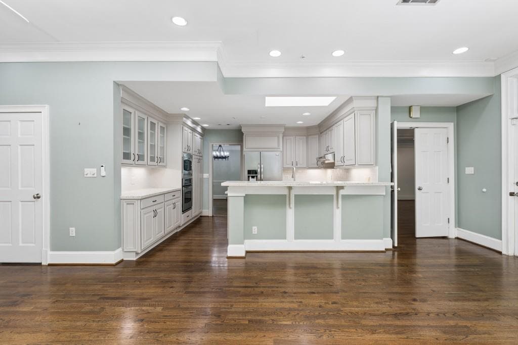 6 bedroom, 5 bathroom, 5,773 sq ft single family residence for sale at 585 Idlewood Drive, Sandy Springs, GA 30327 — photo 9