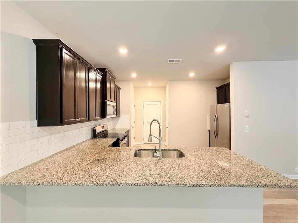 3 bedroom, 3 bathroom, 1,850 sq ft single family residence for sale at 3946 Kingfisher Drive, Atlanta, GA 30349 — photo 8