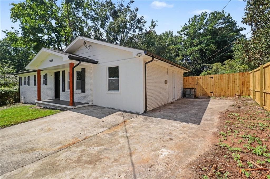 3 bedroom, 2 bathroom, 1,350 sq ft single family residence for sale at 7585 Haley Drive, Jonesboro, GA 30236 — photo 10