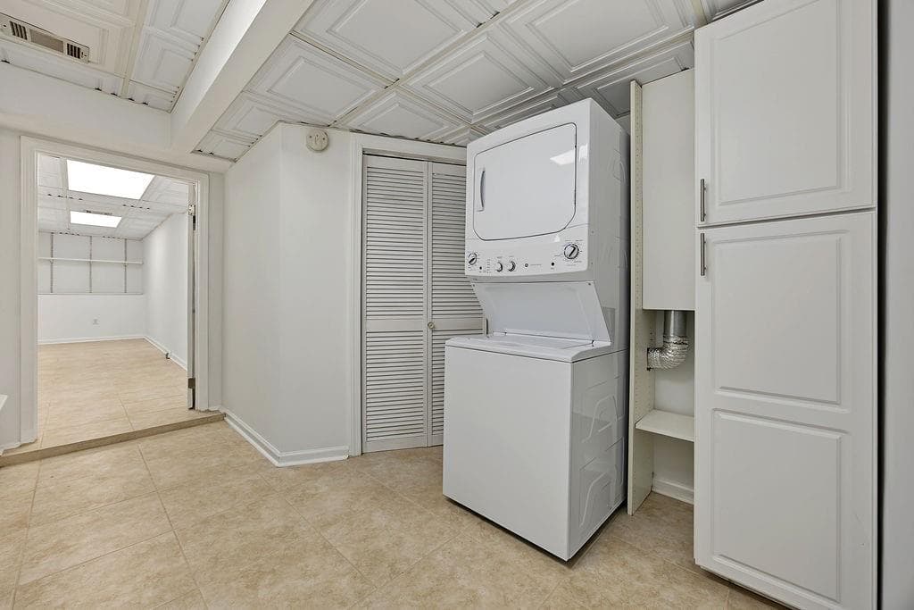 1 bedroom, 1 bathroom, 2,715 sq ft single family residence for rent at 2132 Dunwoody Glen, Dunwoody, GA 30338 for $1,725 a month — photo 10