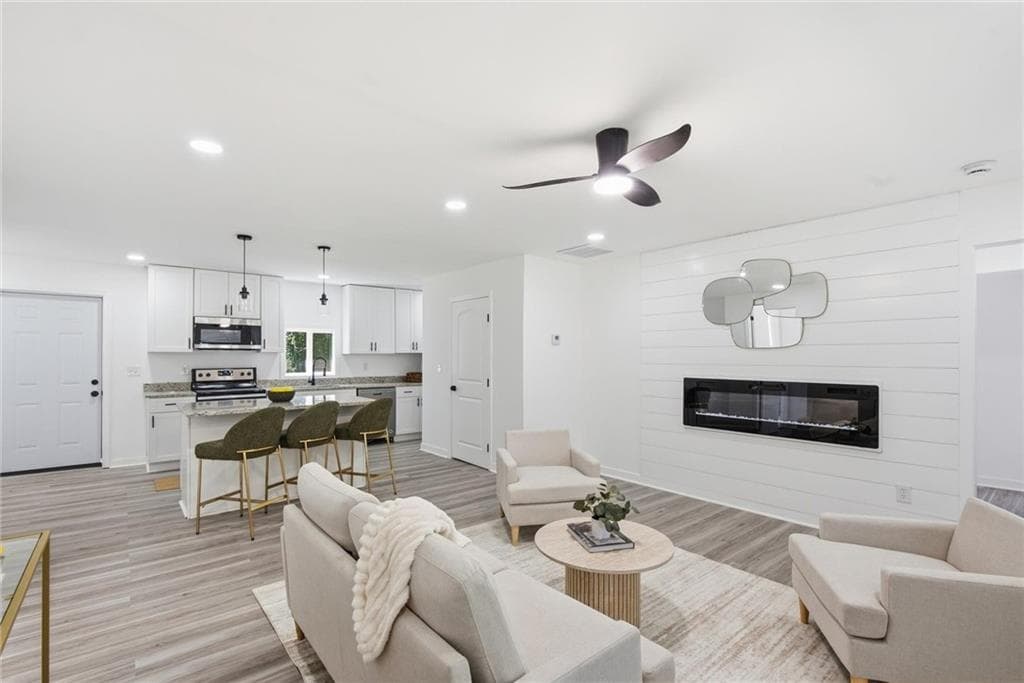 3 bedroom, 2 bathroom, 1,294 sq ft single family residence for sale at 2104 Cascade Road, Atlanta, GA 30311 — photo 7