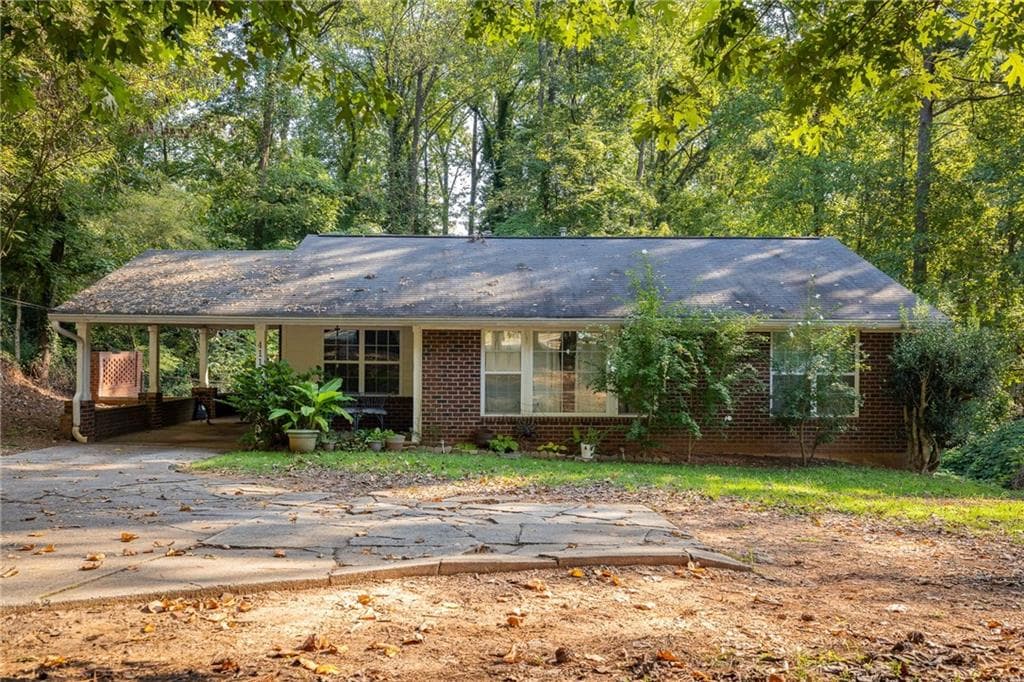 3 bedroom, 1 bathroom, 1,752 sq ft single family residence under contract at 4117 Ashford Dunwoody Road, Atlanta, GA 30319 — photo 2