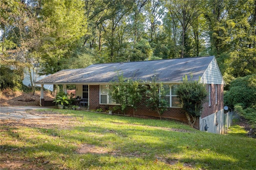 3 bedroom, 1 bathroom, 1,752 sq ft single family residence under contract at 4117 Ashford Dunwoody Road, Atlanta, GA 30319 — photo 3