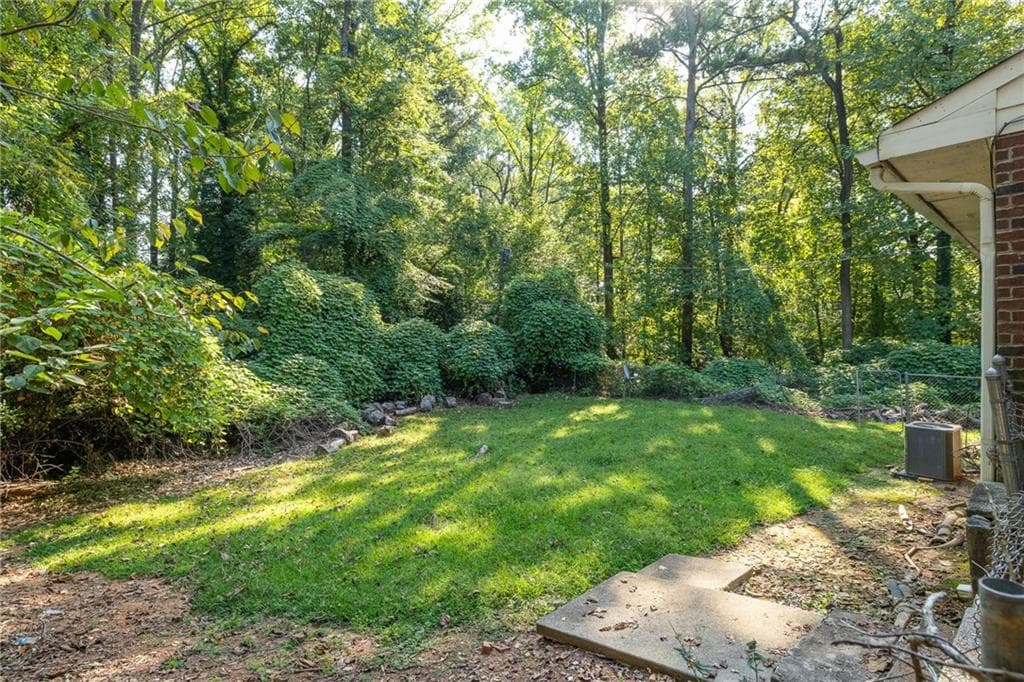 3 bedroom, 1 bathroom, 1,752 sq ft single family residence under contract at 4117 Ashford Dunwoody Road, Atlanta, GA 30319 — photo 4