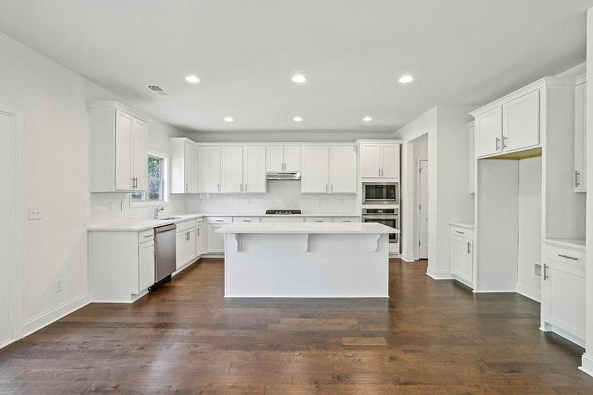 5 bedroom, 5 bathroom, 3,500 sq ft single family residence under contract at 5947 Creek Indian Drive, Sugar Hill, GA 30518 — photo 2